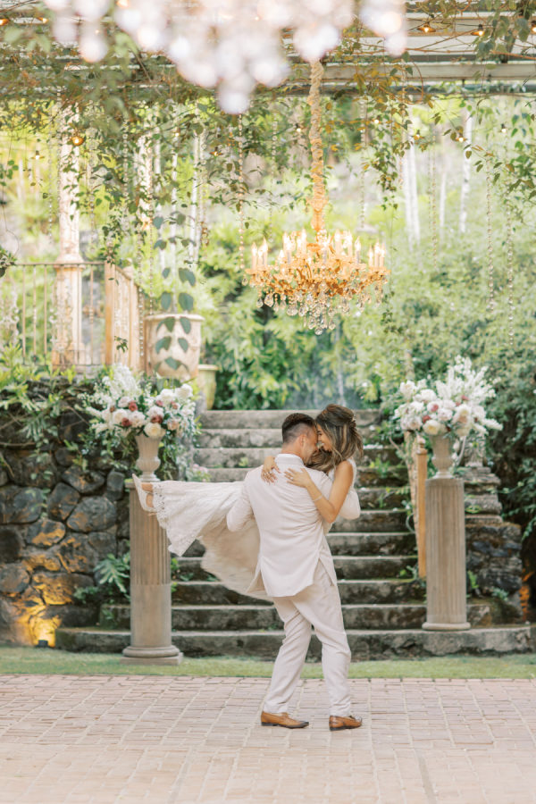 This Couple Sent Out Invitations To A 'Secret Venue In Maui' Wedding And You Won't Believe What Guests Arrived To